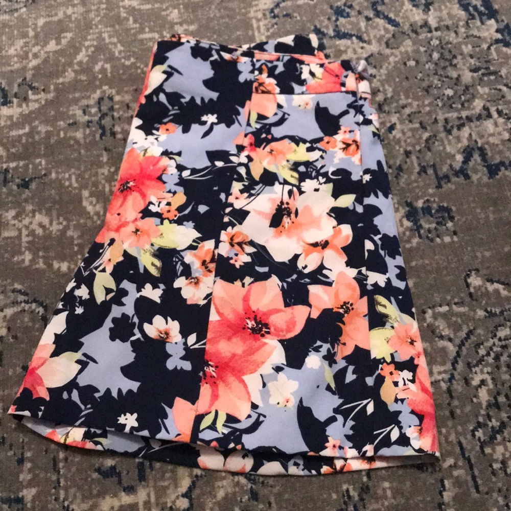 High rise side zip crepe floral shorts